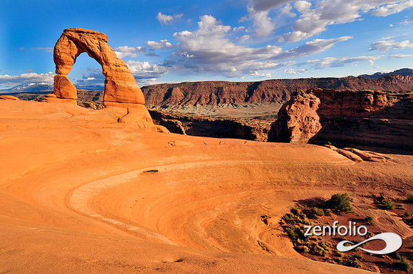 delicate arch late afternoon.